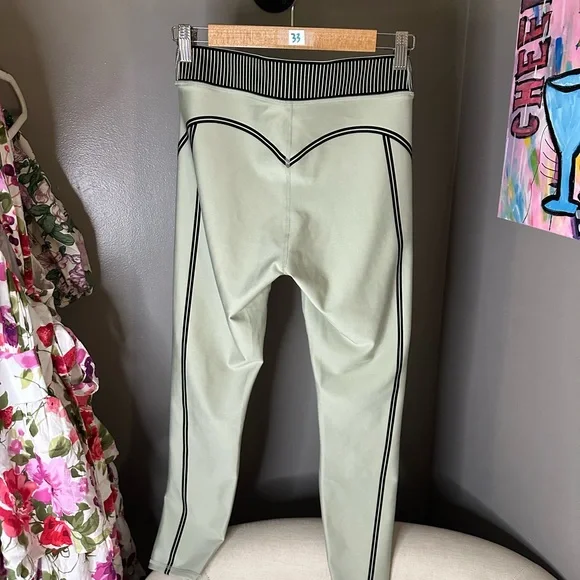 ALO Yoga Soft Green Leggings with Black Accents - Picture 3 of 4